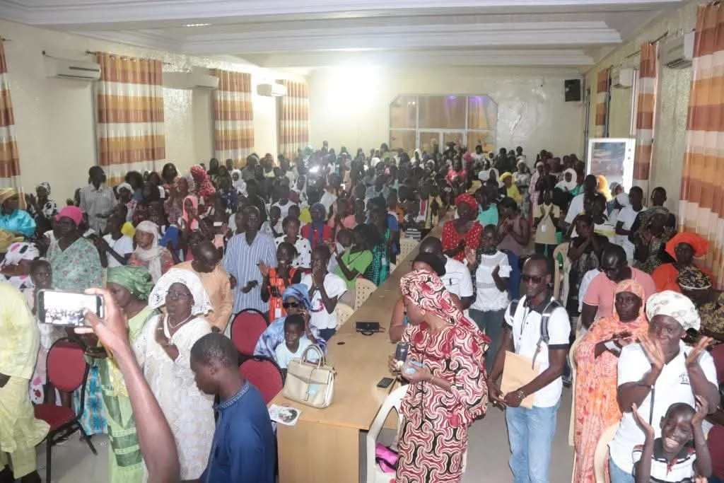 Assemblée de familles réunie dans la grande salle
