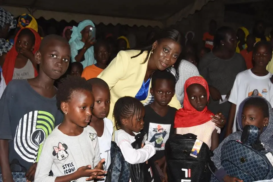 Enfants réunis autour d’une responsable de l’association lors d’un événement