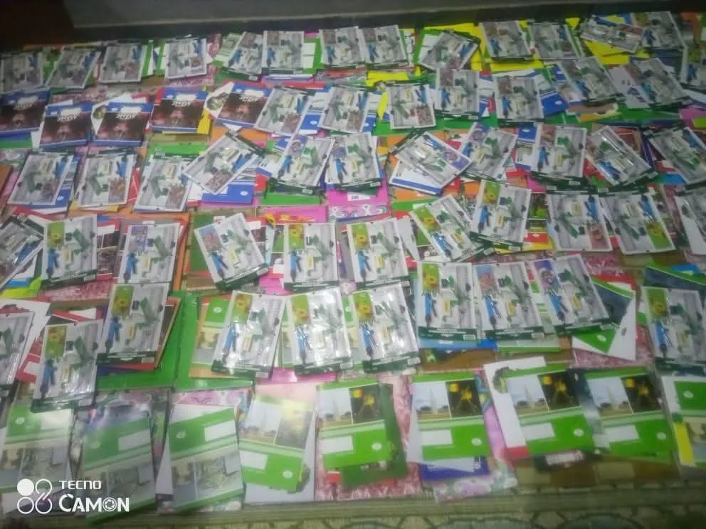 Kits de fournitures scolaires prêts à être distribués