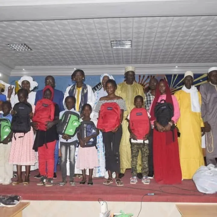 Remise officielle de sacs et de fournitures aux élèves méritants